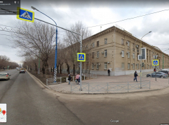 «Себе - эстетику, горожанам - заборы»: урбанисты настаивают на установке ограждений у мэрии Волжского