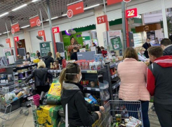 «Губернатор не дает нам работать, но позволяет распродажи», - волжанка