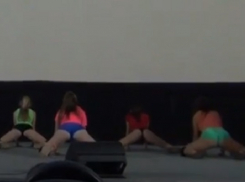 Волжские школьницы повторили на сцене дворца молодежи танец оренбургских пчёлок