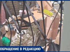 «Тараканы пешком ходят»: под окнами дома в Волжском растет гора мусора