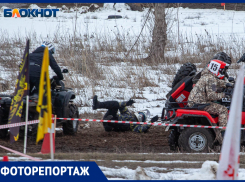 Лед и снег растопили горячие спортсмены: фоторепортаж с мотокросса в Волжском 