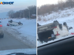 Белая иномарка опрокинулось на крышу на трассе в Волжский: видео с места ДТП