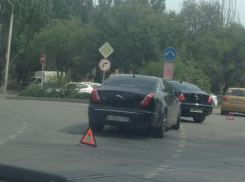 ДТП на миллион в Волжском: два Jaguar притерлись на дороге