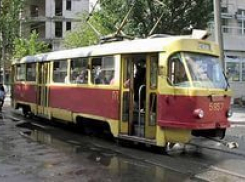 На юге Волгограда 53-летняя автоледи врезалась в трамвай