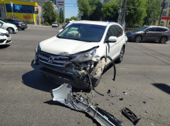 «Девятка» разлетелась на части: на видео попал момент столкновения двух авто в Волгограде