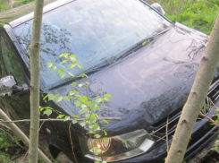 Под Волжским на дороге опрокинулся внедорожник