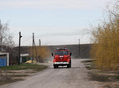 В Волжском горели частный дом и металлический вагончик