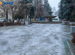 На каток тратиться не надо: в Волжском жители рассказали, как встретили гололедицу