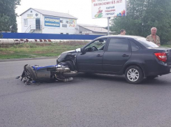 Скутерист отправился в больницу после столкновения с «Лада Гранта» 