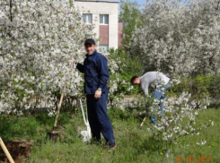 Зеков из 12 колонии пустили на уборку территории детского дома в Волжском