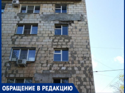 «Обрушается фасад , сверху летят камни, скоро рухнет и сама плита», - волжанка