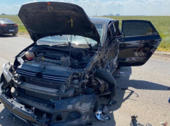 Volkswagen превратился в груду металла: ДТП с участием тягача в Волгограде