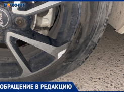 Лишился колес в огромной яме во дворе: видео от автомобилиста из Волжского