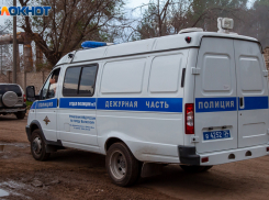 Трое мужчин обокрали спящего курьера в Волжском