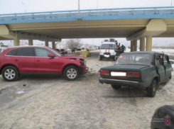 Водитель «Ауди» сам врезался в «семерку» под новым мостом