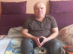 В Москву на инвалидной коляске: глухонемой из Волжского собрался доехать до президента