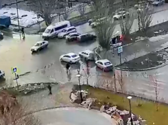 Авария на перекрестке рядом с «Волгамоллом» попала на видео