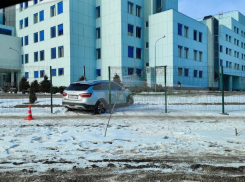 Легковушка протаранила забор «Центра почки» в Волжском: подробности