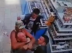 Опубликовано видео задержания опасного педофила в магазине в Волгограде
