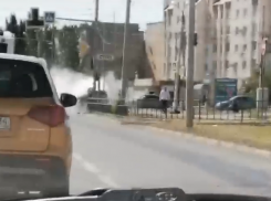 В Волжском в результате ДТП загорелся автомобиль: видео