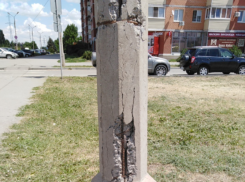 Световая опора на одной из оживленных дорог Волжского рушится: кому она  упадет на голову?