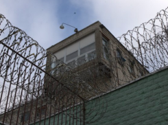 В Волжской колонии пытались организовать салон сотовой связи и дискотеку