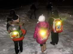 Сотрудники ГАИ провели мастер-класс для юных волжан по вырезанию «светлячков безопасности»