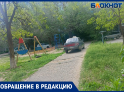 «Он хотел меня задавить!»: в Волжском таксист разъезжает по пешеходным дорожкам у детской площадки