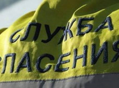 Из-за порывистого ветра в центре Волгограда рухнул рекламный щит