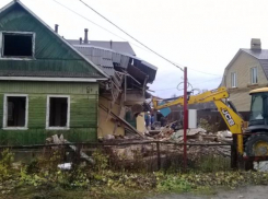 Рабочего придавило деревом при разборе дома в Среднеахтубинском районе 