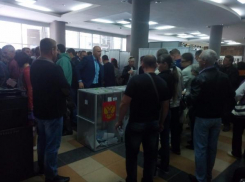 На Волжском трубном голосование подкрепляют денежными обещаниями 