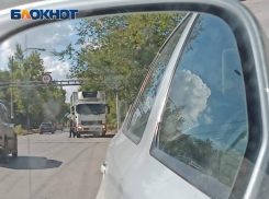 Грузовик проехался по Набережной задним ходом из-за установленной в третий раз арки
