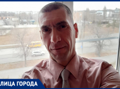 Бездомный, воюющий за наследство Ватикана, обрел свой дом в Волжском: жизнь после перфоманса на Красной площади