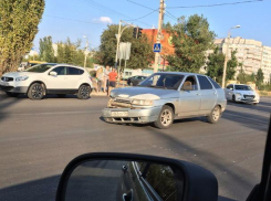 «Двенадцатая» и «Рено» столкнулись на оживленном перекрестке в Волжском