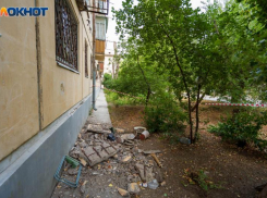 Балкон обрушился вместе с женщиной в Волгограде: в квартире осталась прикованная к постели пенсионерка