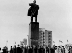 В Волжском 40 лет назад торжественно открыли памятник Ленину