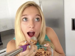 В Интернет попали фото, сделанные сэлфи-ложкой