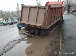Определили сумму ущерба от действий большегруза, который повредил дорогу на улице Горького в Волжском