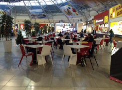 Люди, которые доедают с чужих столов, это не наша забота, - администрация «Волгамолла» в Волжском 