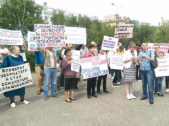 Около 110 человек поддержали дольщиков «АхтубаСитиПарк» на митинге в Волгограде