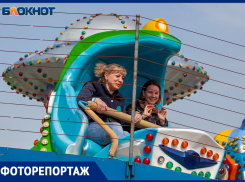 Аттракционы, кукольный театр и концерт: фоторепортаж с открытия сезона в парке «Волжский»