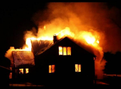 В Волжском горел дачный дом