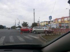 От сильного удара иномарку вынесло на пешеходный переход в Волжском