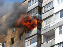 Ярким пламенем полыхала квартира в многоэтажке Волжского