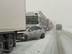 В Волжском предупредили о заторах на трассе: движение встало из-за непогоды