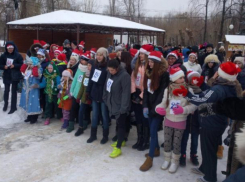 Деды Морозы устроили массовый забег в парке ВГС в Волжском