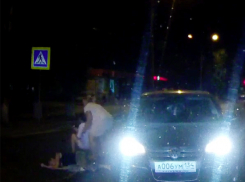 Автоледи сбила с ног двух волжанок на «зебре»