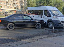 Столкновение Audi и маршрутки в Волгограде попало на видео