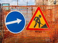 На отремонтированных в Волжском дорогах устанавливают дорожные знаки