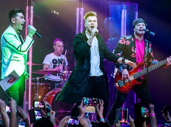 Солист группы «На-на» приехал в Волжский поздравить с днем рождения первую учительницу